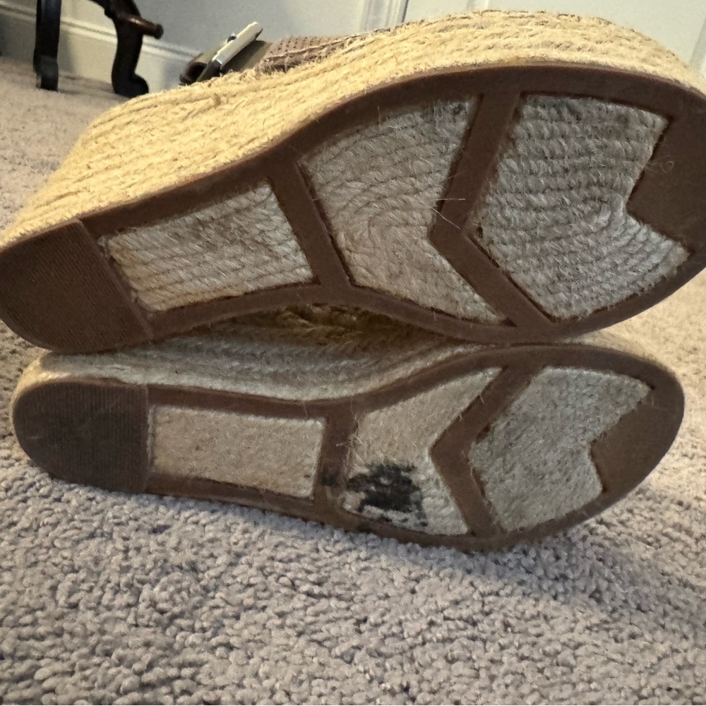 Stylish Tan Platform Wedge Sandals - Picture 4 of 5